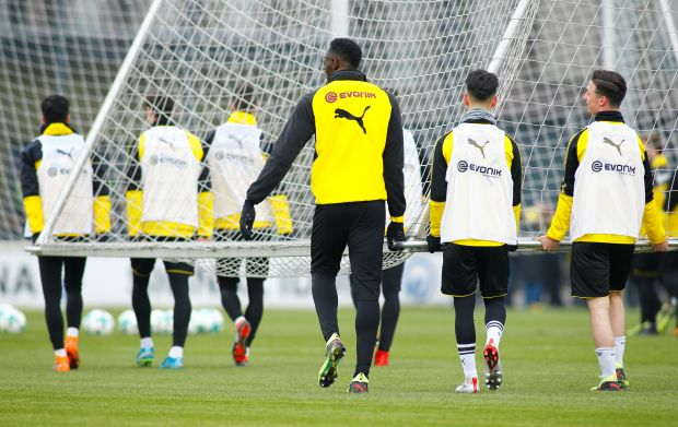 Belum Jadi Pemain Dortmund, Fans Sudah Antre Minta Tanda Tangan Usain Bolt