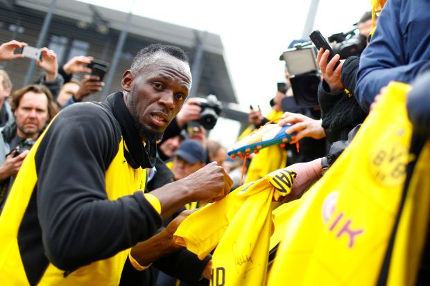 Belum Jadi Pemain Dortmund, Fans Sudah Antre Minta Tanda Tangan Usain Bolt