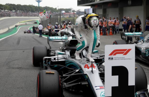 Hamilton Segel Posisi Terdepan di GP Brasil