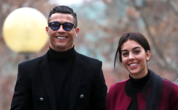 Gandeng Georgina, Ronaldo Datangi Pengadilan Spanyol