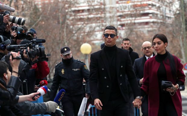Gandeng Georgina, Ronaldo Datangi Pengadilan Spanyol