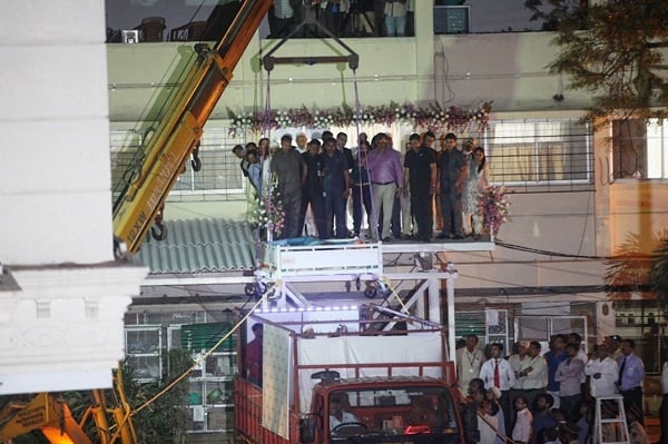 Pakai Crane, Wanita Tergemuk Sejagat Dievakuasi ke RS