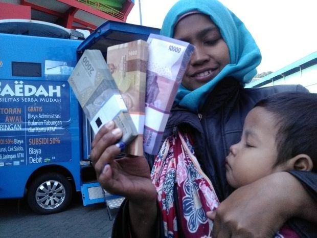 Ribuan Orang Rela Antre Tiga Jam Demi Tukar Uang Baru