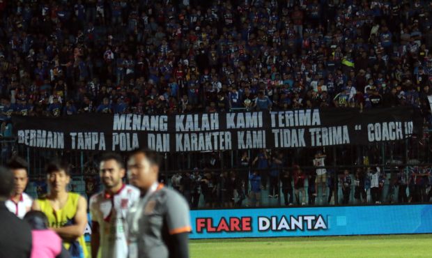 Antiklimaks Aji Santoso: Garang di Pramusim, Terpeleset di Liga 1