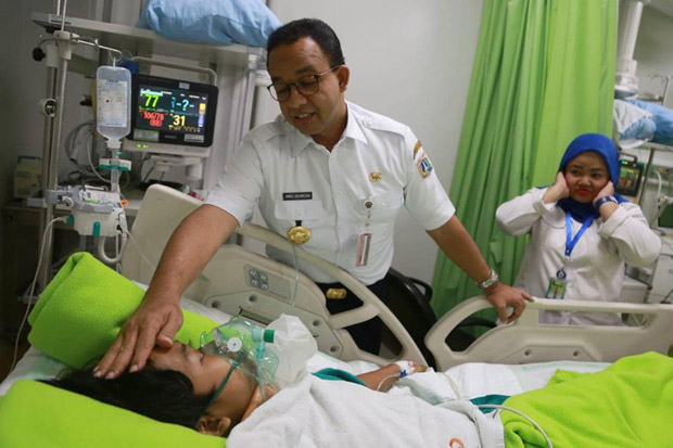 Kisah Anies Cium Kening Jakmania di ICU hingga Melayat ke Rumah Duka