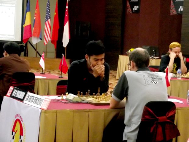 Remis Lawan Dua Grand Master, Novendra Raih Poin Krusial