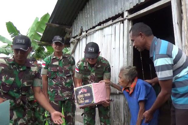 Kunjungi Rumah Warga Tak Mampu, TNI Berikan Sembako Hadiah Natal