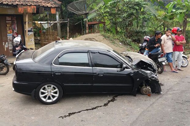 Rem Blong, Kontainer Seruduk Baleno dan Avanza