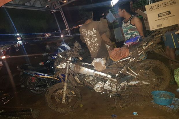 Diterjang Banjir Bandang, Xenia Hanyut 10 Km