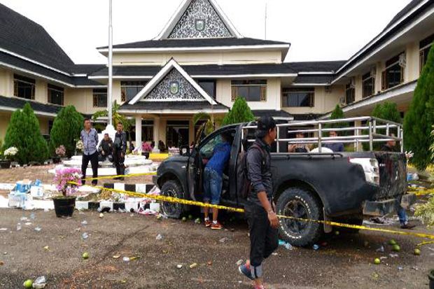 Pleno KPU Tebo Ricuh, Personel Brimob Terluka Ditabrak Mobil Pengunjuk Rasa