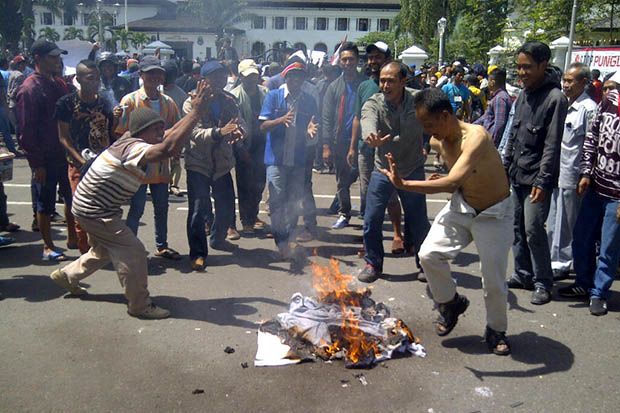 Angkot se-Kota Bandung Mogok, Sopir Bakar Baju