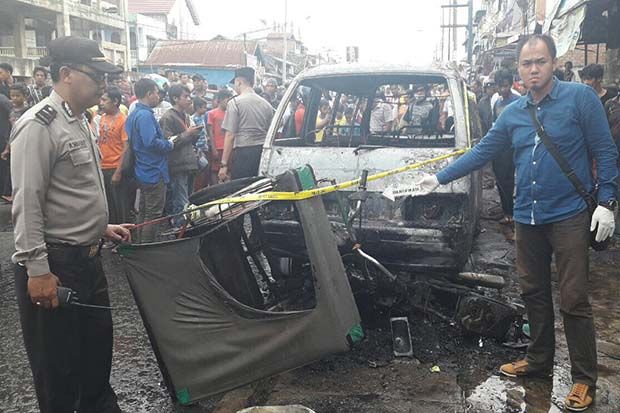 Mesin Terbakar dan Rem Blong, Suzuki Carry Hantam Becak Motor