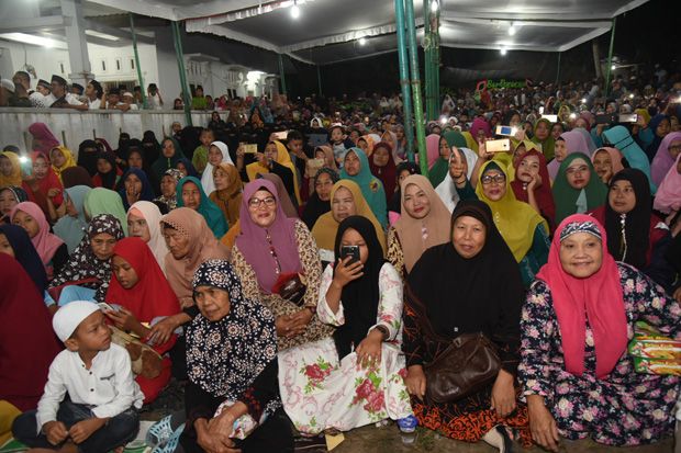 Malam Ketiga Wafatnya Ibunda UAS, Gubernur-Wagub Sumut dan Ribuan Warga Ikut Tahlilan