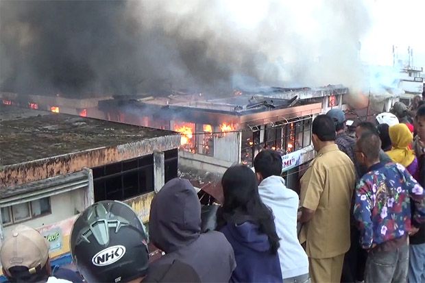 800 Kios di Pasar Atas Bukittinggi Terbakar
