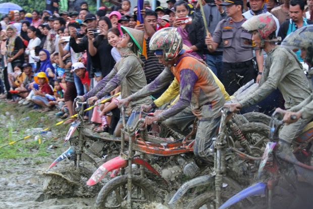 Lomba Ojek Gabah, Kemeriahan Petani Puuduria Setelah Panen