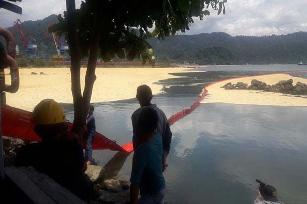 Minyak Mentah Sawit Tumpah Cemari Pelabuhan Teluk Bayur