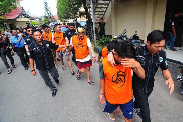 Bawa 2,4 Kg Sabu dan 2.020 Pil Ekstasi, Lima Pengedar Diringkus saat Turun dari Pesawat
