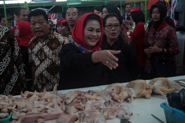 Emil Dardak dan Puti Adu Kuat di Pasar Tradisional Malang Raya