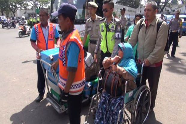Sopir Angkot Sweeping Mobil Warga, Demo Angkutan Online di Malang Ricuh