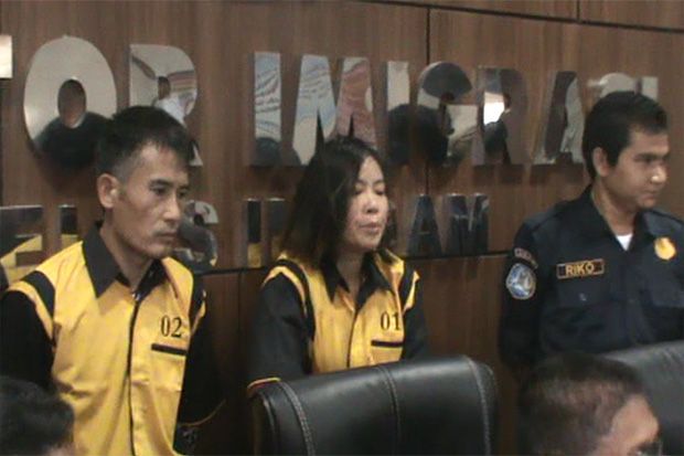 Hendak Dideportasi Petugas Imigrasi, Perempuan WNA China Pingsan