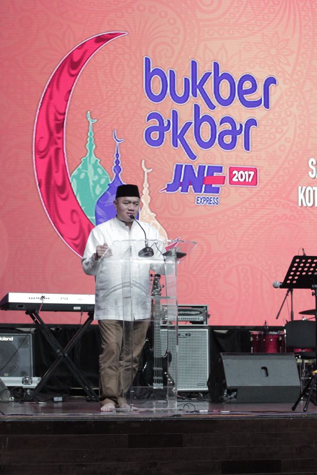 Karyawan Dapat Hadiah Melimpah dan Umroh Gratis di Acara Buka Puasa Akbar JNE