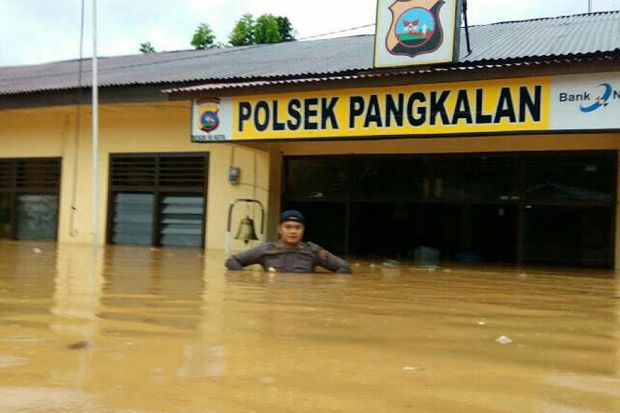 Banjir Rendam Limapuluh Kota, Warga Bertahan di Atap Rumah