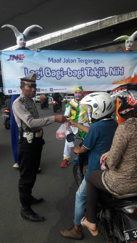 Takjil Gratis Bagi Pelanggan dan Masyarakat dari JNE
