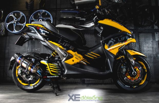 Pantat Yamaha Aerox 155 VVA Semakin Seksi Dibikin Monoshock