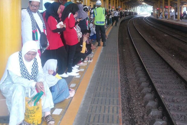 Stasiun Gondangdia Dipadati Peserta Aksi Bela Palestina