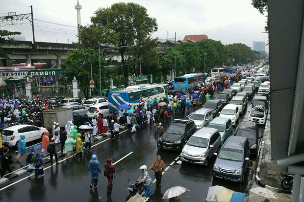 Meski Hujan, Massa Aksi 112 Terus Berdatangan ke Masjid Istiqlal