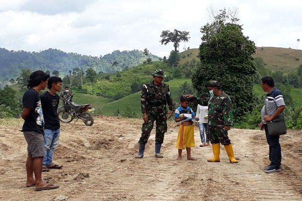 Aksi Simpatik Bocah Pangea kepada Satgas TMMD 102 Menuai Pujian