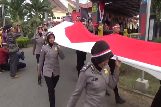 Bendera Merah Putih Sepanjang 74 Meter Dibentangkan di Jalur Pantura Probolinggo