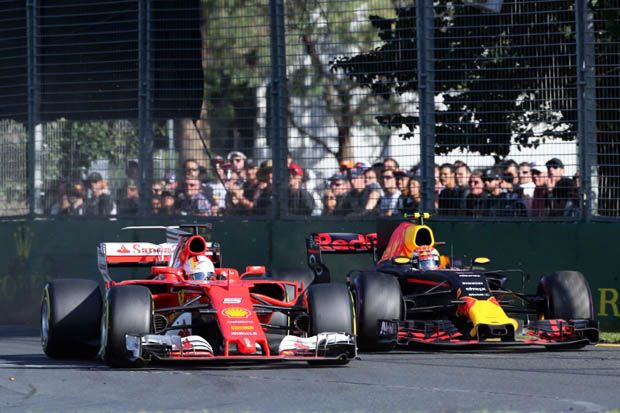 Aksi overtaking Sebastian Vettel (Ferrari) atas pembalap Red Bull di F1 GP Australia 2017. (Foto-crash.net)