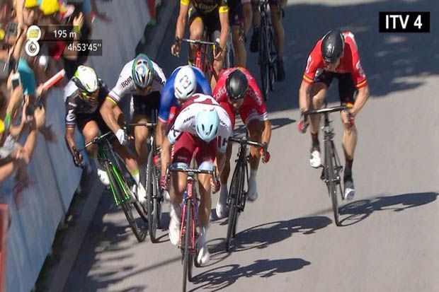 Aksi Peter Sagan (kedua dari kiri) saat menyikut Mark Cavendish dala adu sprint jelang garis finis Etape 4 Tour de France 2017. (Foto-ITV)