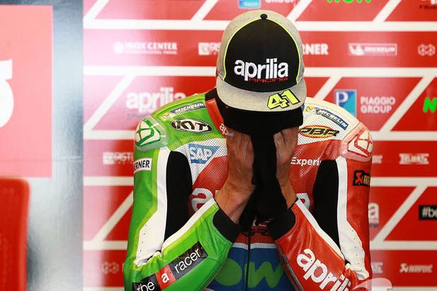 Aleix Espargaro (Aprilia Gresini) usai gagal mesin di MotoGP Austin 2017. (Foto-LAT Images)