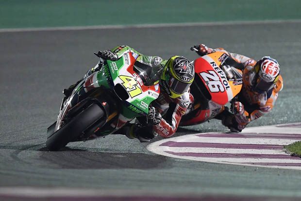 Aleix Espargaro (Tim Aprilia Gresini) sempat berada di depan Dani Pedrosa (Repsol Honda) pada lomba MotoGP Qatar 2017. (Foto-Aprilia)