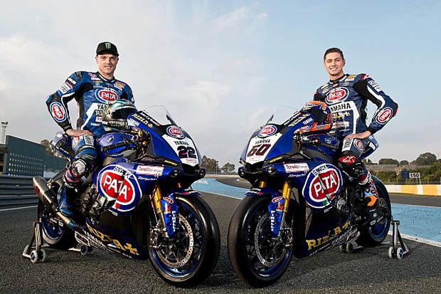 Alex Lowes (kiri) dan Michael van der Mark dalam sesi peluncuran tim Yamaha WSBK 2017 di sirkuit Jerez. (Foto-Yamaha)