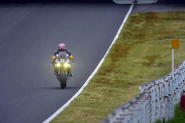 Alex Lowes menggeber motor YZF-R1 milik tim Yamaha Factory Racing di Suzuka 8 Hours 2017. (Foto-Motorsport)