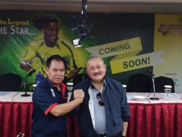 Ronaldinho Sapa Penggila Bola Sumsel di Piala Alex Noerdin