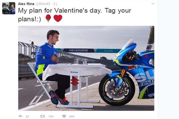 Alex Rins (Tim Suzuki Ecstar) mengucapkan Happy Valentine 2017. (Foto-twitter)