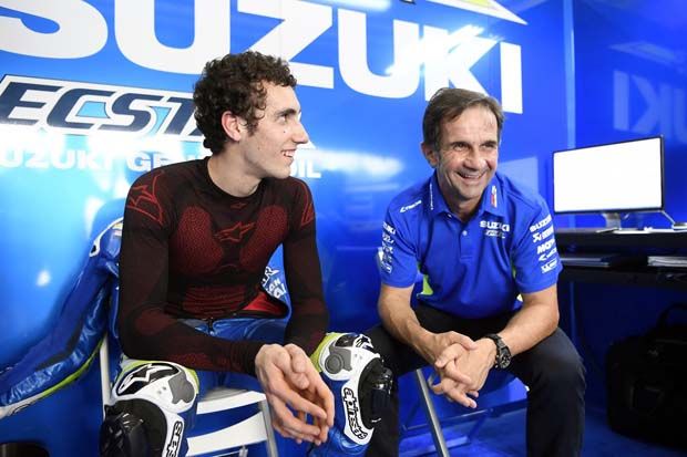 Alex Rins dengan Davide Brivio di garasi tim Suzuki Ecstar. (Foto-Suzuki Ecstar)