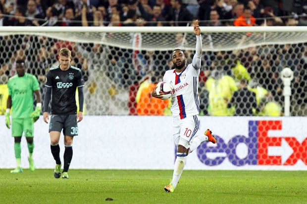 Alexandre Lacazette (Lyon) merayakan gol penaltinya ke gawang Ajax pada leg 2 semifinal Liga Europa 2016-2017. (Foto-Reuters)