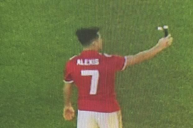 Alexis Sanchez Mendarat di Markas Manchester United