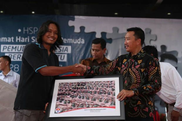 Wartawan SINDOnews dan Koran SINDO Raih Penghargaan Lomba Foto Kemenpora 2017