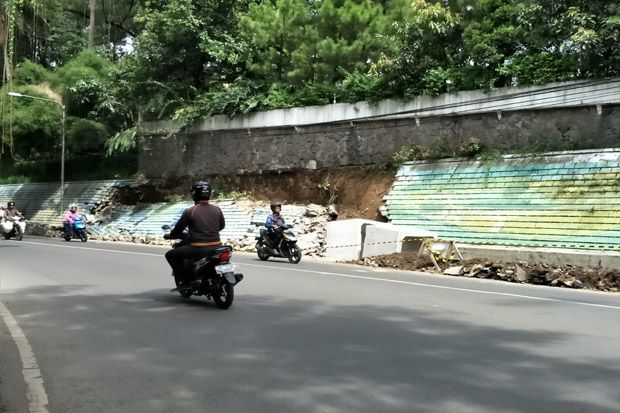 Gara-gara Galian Drainase, Tembok Mural Ambrol