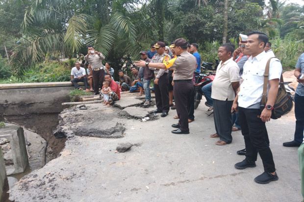 Jalan Riau-Sumbar Belum Bisa Dilalui Kendaraan