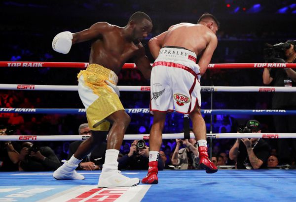 Pertahankan Gelar, Terence Crawford Buat Amir Khan Meringis