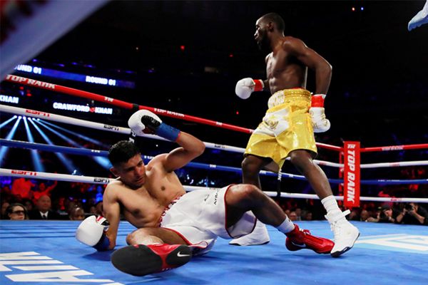 Pertahankan Gelar, Terence Crawford Buat Amir Khan Meringis