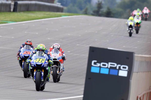 Andrea Dovizioso (04-Ducati) tengah bersaing ketat dengan Maverick Vinales (25) dan Valentino Rossi di MotoGP Jerman 2017. (Foto-MotoGP)