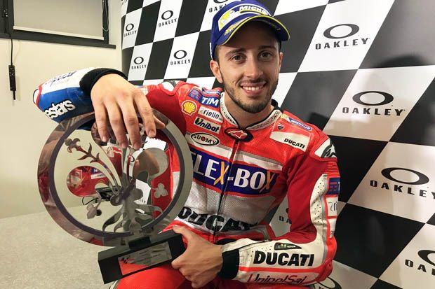 Andrea Dovizioso (Ducati Corse) dengan trofi juara MotoGP Mugello 2017. (Foto-AD04)
